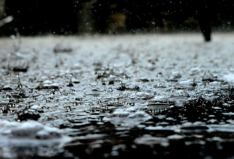 Voyage sous la pluie ? Le guide ultime pour choisir votre imperméable !