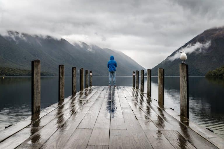 Ce manteau pourrait vous sauver la vie en voyage : découvrez pourquoi il est essentiel pour tout aventurier
