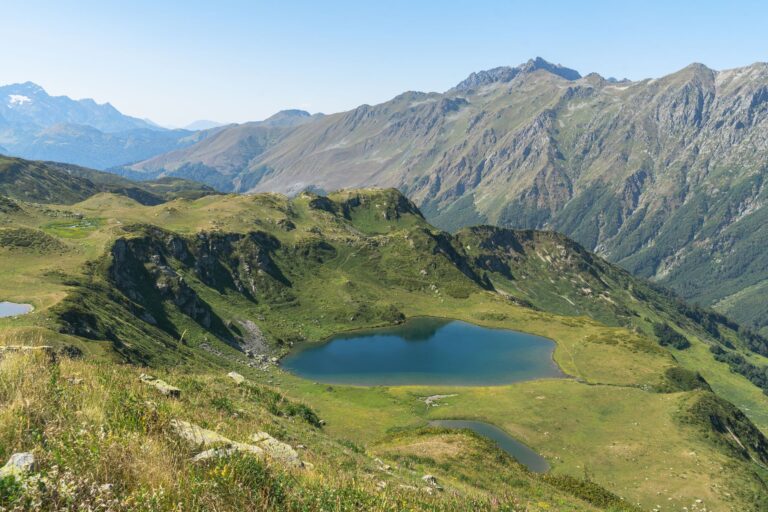 Quels secrets hantent la traversée des lacs mystérieux ?
