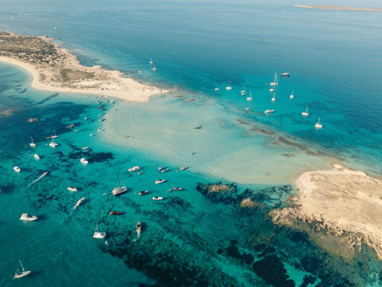 Quels secrets cachent les îles sauvages lors d&rsquo;une traversée ?