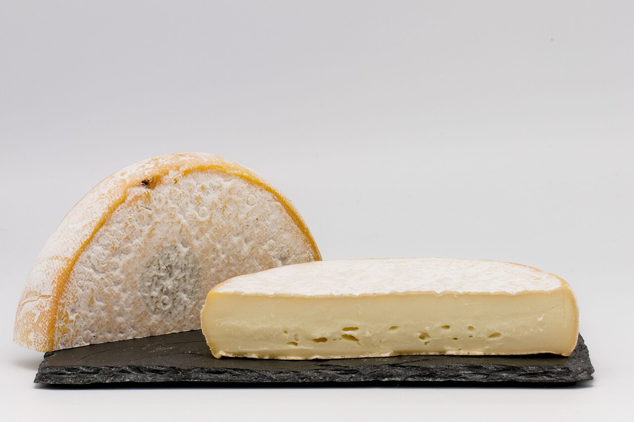 Des reblochons posés sur une planche, fromage à pâte molle de Savoie